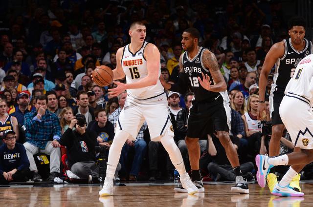  穆雷末节15分，马刺逆转战胜鹈鹕  