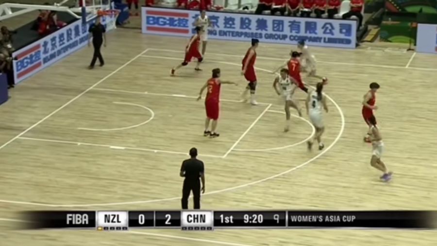  昂热锋线组合默契连线，连续传递配合撕破对手防线